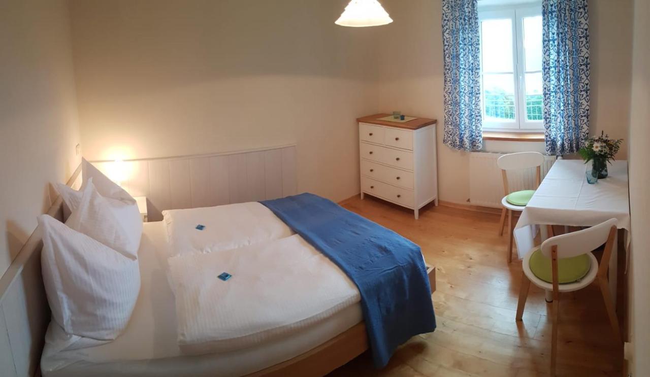 Wunderschoene Ferienwohnung Mit Seeblick Zell am Moos Exterior photo
